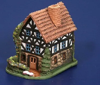Das Gildehaus zeigt eine typische Fachwerkarchitektur mit weißen Wänden und dunklen Holzbalken.