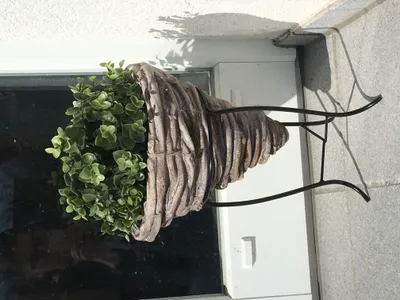 Produktbild von Pflanzschale mit Metallständer - Gartenfigur, Blumentopf, Blumen