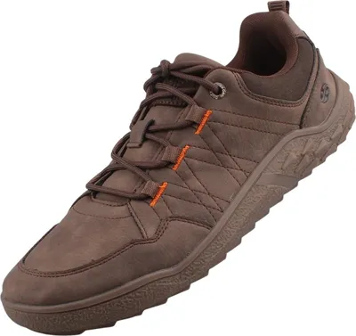 Auf dem Bild ist ein brauner Freizeitschuh zu sehen der von der Seite betrachtet wird. Der Schuh hat eine sportliche Form und zeigt eine Kombination aus Materialien und einer strukturierten Sohle.