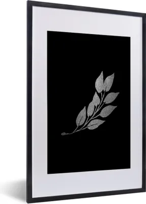 Produktbild von MuchoWow® Gerahmtes Poster Zweig mit länglichen Blättern auf schwarzem Hintergrund - schwarz und weiß 40x60 cm - Poster mit Schwarzem Bilderrahmen Wandposter Rahmen Foto Bilder - Poster in Rahmen