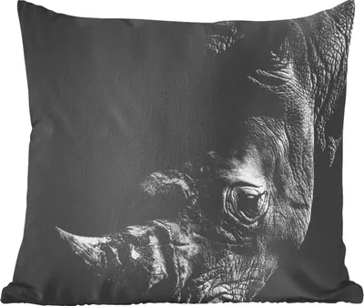 Produktbild von MuchoWow® Zierkissen Sofakissen Wohnzimmer Dekokissen 45x45 cm Nahaufnahme eines Nashorns auf schwarzem Hintergrund - Schlafpolster - Polster für das Sofa