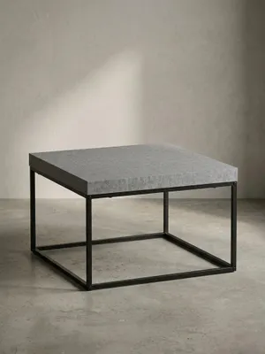 Freigestellter Couchtisch 60x60 cm in Betonoptik Grau mit minimalistischem, schwarzem Eisengestell aus einer frontalen Perspektive._#sku_SAFWL6.932#