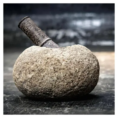 Produktbild von Handgefertigter Natursteinmörser mit Stößel - Vulkanischer Flussstein Gewürzmörser (2,5-3,5kg) - Indonesisches Unikat für Kräuter und Gewürze - Rustikales Küchengerät