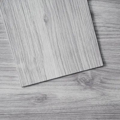 Produktbild von Selbstklebende Vinyl-Bodenfliesen, 20 Stück, 0,62 mm dick, hellgrau, Holzmaserung