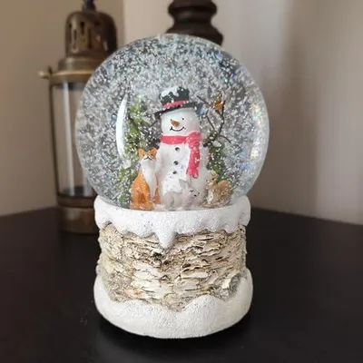 Produktbild von Schneekugel zu Weihnachten mit Schneemann und Waldtieren