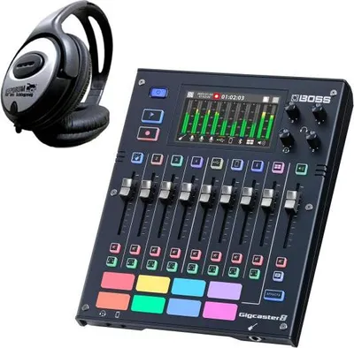 Immagine prodotto di Boss GCS-8 Gigcaster Mixer in streaming con cuffie