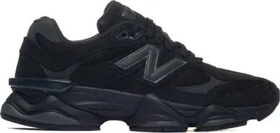Image de Découvrez la New Balance U9060ZGE Black Cement chez Kicksshop. Une basket de sport pour homme, noir et gris, au design moderne et à la coupe confortable.