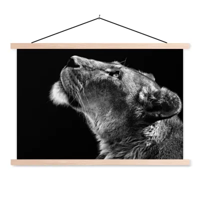 Produktbild von MuchoWow® Textilposter Löwe - Tiere - Schwarz und weiß 60x40 cm mit holzfarbenen Rahmen - Bilder