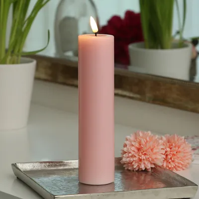 Zdjęcie produktu dla Świeca filarowa LED MIA - prawdziwy wosk - realistyczny płomień 3D - H: 20cm D: 5cm - bateria - różowa