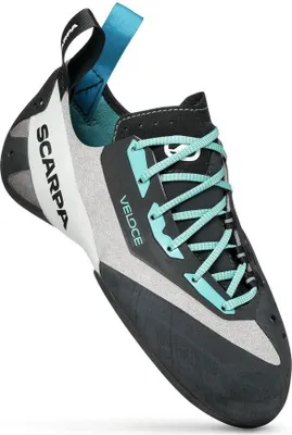 Schwarz-blauer Schnür-Kletterschuh "Veloce Lace Wmn" von Scarpa mit hellblauen Schnürsenkeln und Gummisohle.