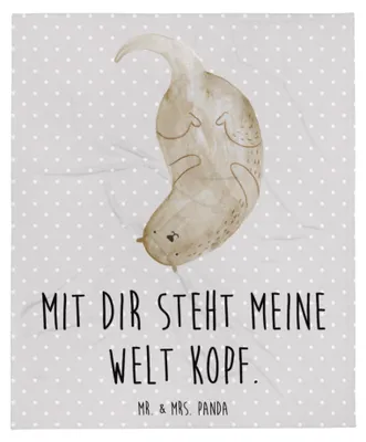 Produktbild von Mr. & Mrs. Panda Sofadecke Otter Kopfüber - Grau Pastell - Geschenk, Seeotter, Verknallt, Niedlich, Decke, Plaid, Wohndecke, Liebe, Verliebt, Kuscheldecke, Tagesdecke