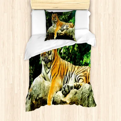 Produktbild von ABAKUHAUS Tiger Mantele, Big Cat Resting in Wald, Milbensicher Allergiker geeignet mit Kissenbezügen, 135 cm x 200 cm - 80 x 80 cm, Mehrfarbig