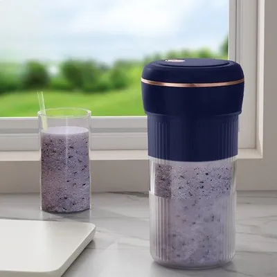 Obrázek produktu pro Přenosný mini mixér na smoothie, přenosné zařízení s USB nabíjením na ovocné a zeleninové smoothie se 6 noži, ideální na cesty, ke sportu i pro každodenní použití doma.