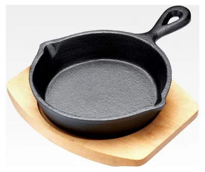 Produktbild von Mini-Bratpfanne aus Gusseisen mit Holzbrett, 13 cm Durchmesser