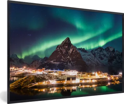 Produktbild von MuchoWow® MuchoWow® Gerahmtes Poster Nordlicht über einem Dorf in Norwegen 60x40 cm - Poster mit zchwarzem Bilderrahmen - Printing - Wanddeko Schlafzimmer