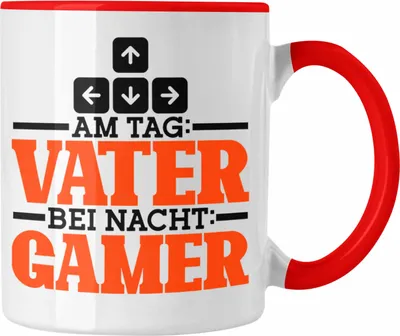 Produktbild von Trendation - Tasse Vatertag "Am Tag Vater Bei Nacht Gamer" Lustiges Geschenk für Gamer-Väter (Rot)
