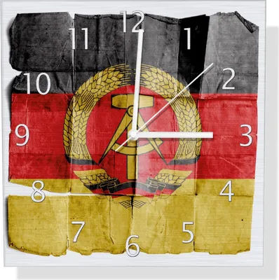 Produktbild von Wallario Design Wanduhr DDR Flagge auf altem Papier - schwarz rot gold aus Aluverbund, Größe 30 x 30 cm