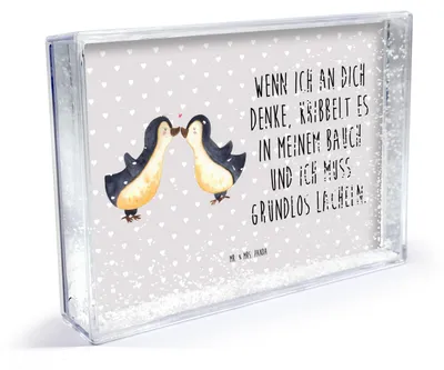 Produktbild von Mr. & Mrs. Panda Bilderrahmen Pinguine Kuss - Grau Pastell - Geschenk, Fotorahmen, Valentinstag, dekoartikel, Freundin, Glitzer-Bilderrahmen, Freund, Objektrahmen, für