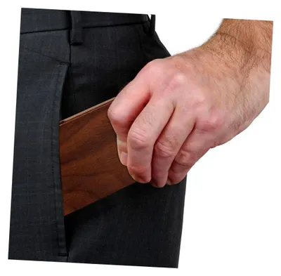 Produktbild von Eleganter Visitenkartenhalter aus Holz für Herren mit Magnetverschluss