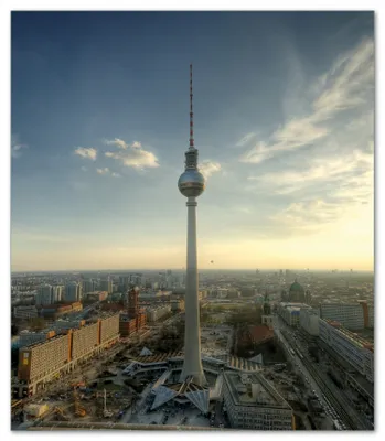 Produktbild von Wallario Herdabdeckplatte aus Glas, Größe 52 x 60 cm 1-teilig, Motiv Fernsehturm Berlin mit Panoramablick über die Stadt
