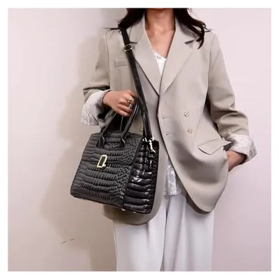 Produktbild von Damentasche im modischen Design als Henkeltasche und Umhängetasche aus Kunstleder