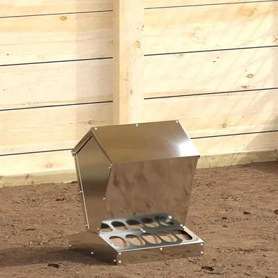Image de Distributeur de nourriture pour poulets en acier galvanisé, dimensions 30 x 30 x 39 cm. Distributeur résistant aux intempéries, d'une capacité de 4 kg, adapté pour une utilisation intérieure et extérieure. Station d'alimentation automatique durable