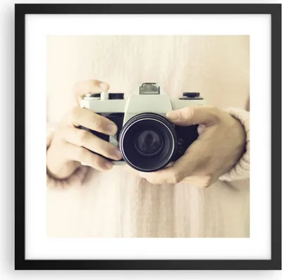 Produktbild von Gerahmtes Poster - Schwarzer Rahmen - Die Kamera Retro Fotografie - 40x40 cm - Wand Bild - Wanddeko - Wandbilder - Kunstposter - Wandposter - Bilderrahmen - Bilder - Kunstdruck - P2BAC40x40-4930
