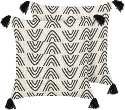 Produktbild von BELIANI Dekokissen 2er Set Cremeweiß / Schwarz Baumwolle 45 x 45 cm Bezug mit Füllung Reißverschluss Quasten Geometrisches Muster Boho Wohnzimmer Deko