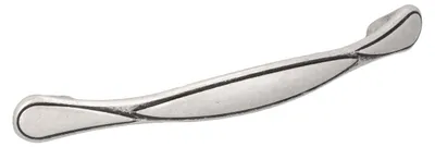 Immagine prodotto di Maniglia per mobili in zamak. Distanza tra i fori: 128 mm. Finitura: argento anticato lucido