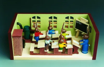 Produktbild von Miniaturstube Klassenzimmer mit Hasenlehrerin BxHxT 11x4x6 cm NEU