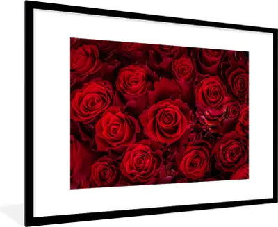 Produktbild von MuchoWow® Gerahmtes Poster Blumen - Rosen - Rot 90x60 cm - Poster mit Schwarzem Bilderrahmen Wandposter Rahmen Foto Bilder - Wanddekoration - Fotos