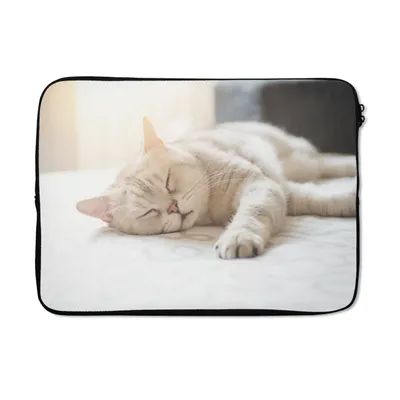 Produktbild von MuchoWow® Laptop Hülle 13 Zoll Katze schläft auf dem Bett Laptoptasche - Laptophülle - Sleeve - Rundumschutz