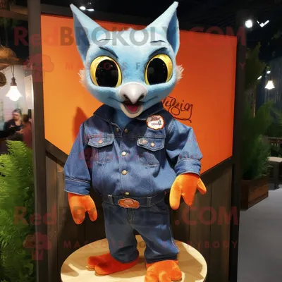 Produktbild von Orangefarbener REDBROKOLY Fledermaus Maskottchen Kostüm charakter gekleidet mit einem Jeanshemd und Anstecknadeln