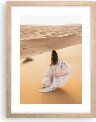 Produktbild von Gerahmtes Poster - Rahmen in heller Eiche - Wüste Düne Frau - 30x40 cm - Wand Bild - Wanddeko - Wandbilder - Kunstposter - Wandposter - Bilderrahmen - Bilder - Kunstdruck - P2NPA30x40-5169