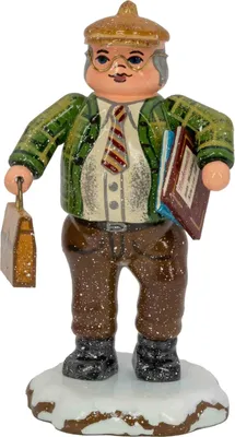 Ein freundlicher Lehrer in winterlicher Kleidung steht auf einer schneebedeckten Basis und hält eine Aktentasche in der einen Hand sowie ein Buch in der anderen Hand während er eine Brille und eine Mütze trägt
