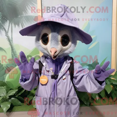 Produktbild von Maskottchen REDBROKOLY einer Lavendelflughund-Fledermaus mit Windjacke und Hut