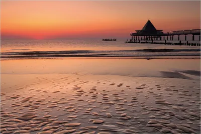 Produktbild von Wallario Poster - Strand am Abend - Seebrücke am Ostseebad Heringsdorf, Kunstdruck Größe: 100 x 150 cm