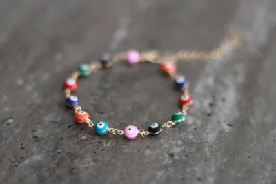 Produktbild von Verstellbares Knöchelarmband mit buntem Teufelsauge – Sommerlicher Fußschmuck für Damen & Mädchen | Boho Strandkette, J0672
