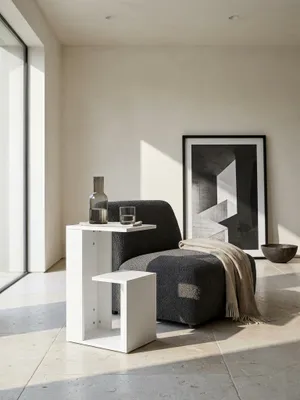 Glatte weiße Melamin-Oberfläche des modernen Couchtisches im Detail mit klaren Kanten und feiner Lichtreflexion an der Front_#sku_SAFWL5.696#