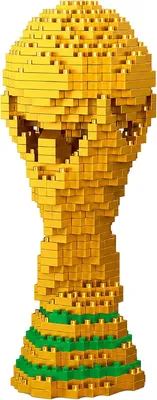 Imagen del producto de Kit de construcción de un trofeo de fútbol en 3D, con una altura de 142 mm, de color amarillo, ideal para aficionados al fútbol mayores de 12 años