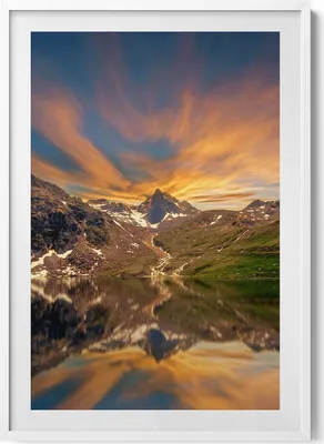 Produktbild von Bergsee und Sonnenuntergang– Wandbild mit Rahmen – Gerahmtes Bild  – Wanddekoration – 70x100 cm –  Weiß Rahmen