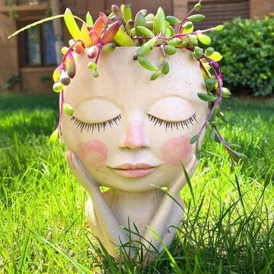 Immagine prodotto di Vaso per piante grasse a forma di testa di bambina con foro di drenaggio, color avorio