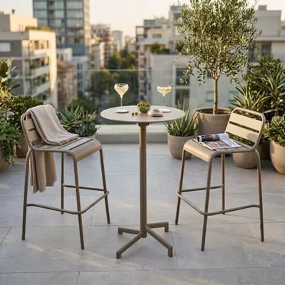 Immagine prodotto di Milani Home - Set tavolo rotondo e sedie da giardino per esterno da bar in metallo colore taupe diametro 60 cm con 2 sgabelli - Taupe