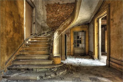 Produktbild von Wallario selbstklebendes Poster - Massive Steintreppe in herrenlosem Haus, Größe: 61 x 91,50 cm