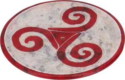 Produktbild von Indischer Räucherstäbchenhalter Ø 7,5 cm aus Speckstein, Untersetzer - Triskele, Rot, Räucherstäbchen Halter