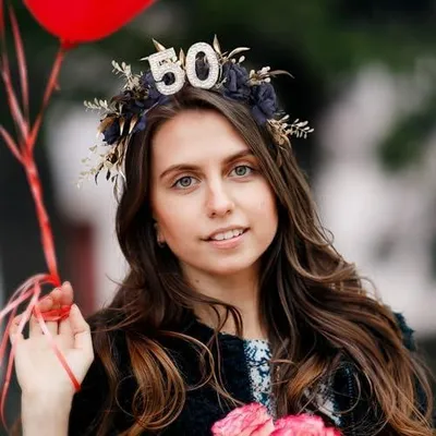 Produktbild von Geburtstagsstirnband mit Geburtstagskrone für Mädchen – handgefertigter süßer Kopfschmuck mit Blume und Perle