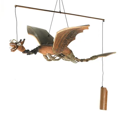 Produktbild von Tokoindah Windspiel Drache 50 cm aus Naturmaterialien, in Handarbeit gefertigte Schwing-Figur als Gartendeko, wetterfest für Garten, Terrasse & Balkon