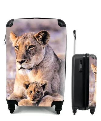 Produktbild von MuchoWow® Koffer Handgepäck Trolley Rollkoffer Kleine Reisekoffer mit 4 Rollen - Löwin - Löwe - Junges - Cabin Size < 55x40x23 cm & 55x40x20 cm - Fotokoffer - Kabinenkoffer - Boardgepäck - Reise-Box - Reisekoffer - Reisegepäck - Koffer mit Bild - Trolley für Kinder