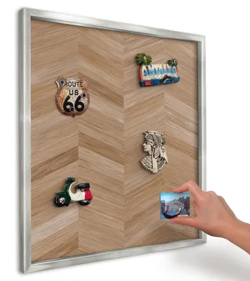 Produktbild von Magnettafel 50x50 cm in einem silbernen Rahmen - Magnetische Metalltafel, Magnetpinnwand zur Wandmontage für Wohnzimmer, Küche, Flur, Kinderzimmer und Büro - Holz-Fischgrätmuster
