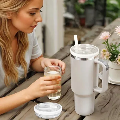 Produktbild von Auslaufsichere Deckel für Stanley Cup 40 Oz - Tumbler Flip Straw Deckel Ersatz für Stanley Quencher - Auslaufsicher - Spritzsicher - Wiederverwendbare Becherdeckel mit 2 Strohhalmen